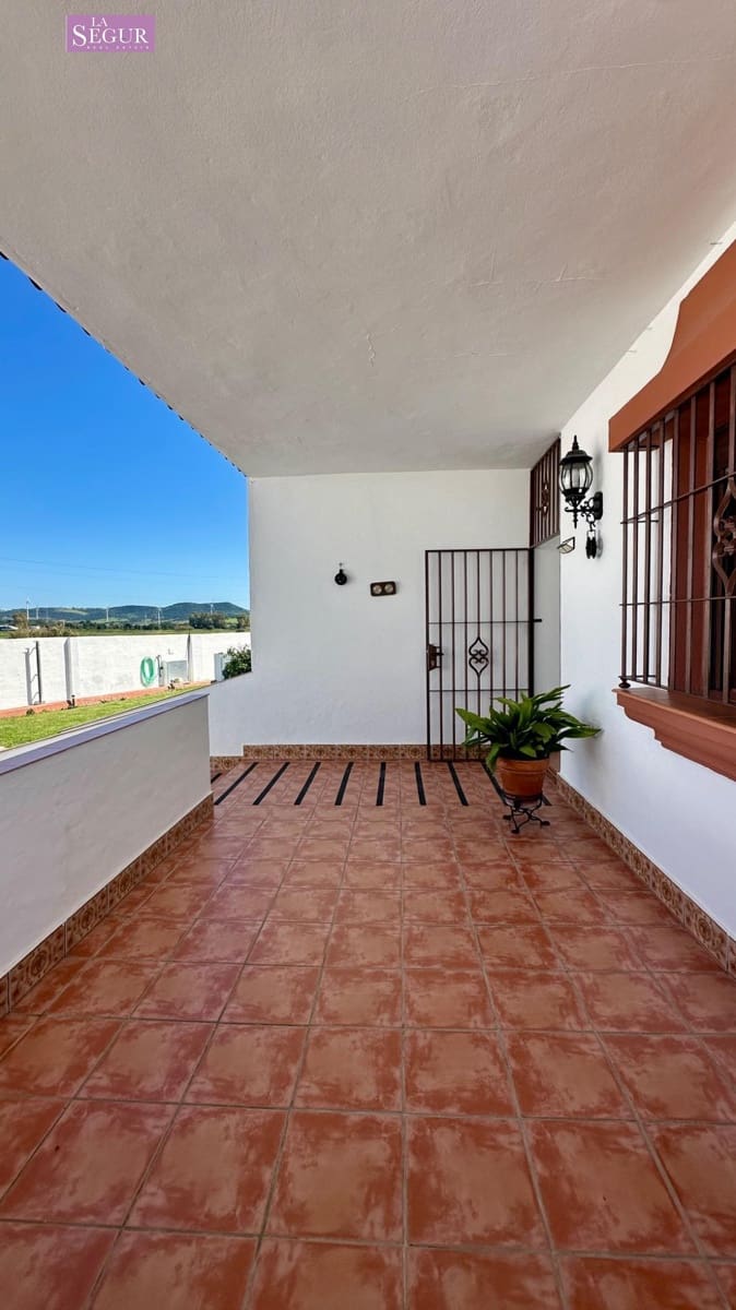 4 bedroom Villa for sale in Conil de la Frontera with pool garage - € 410,000 (Ref: 9634162)