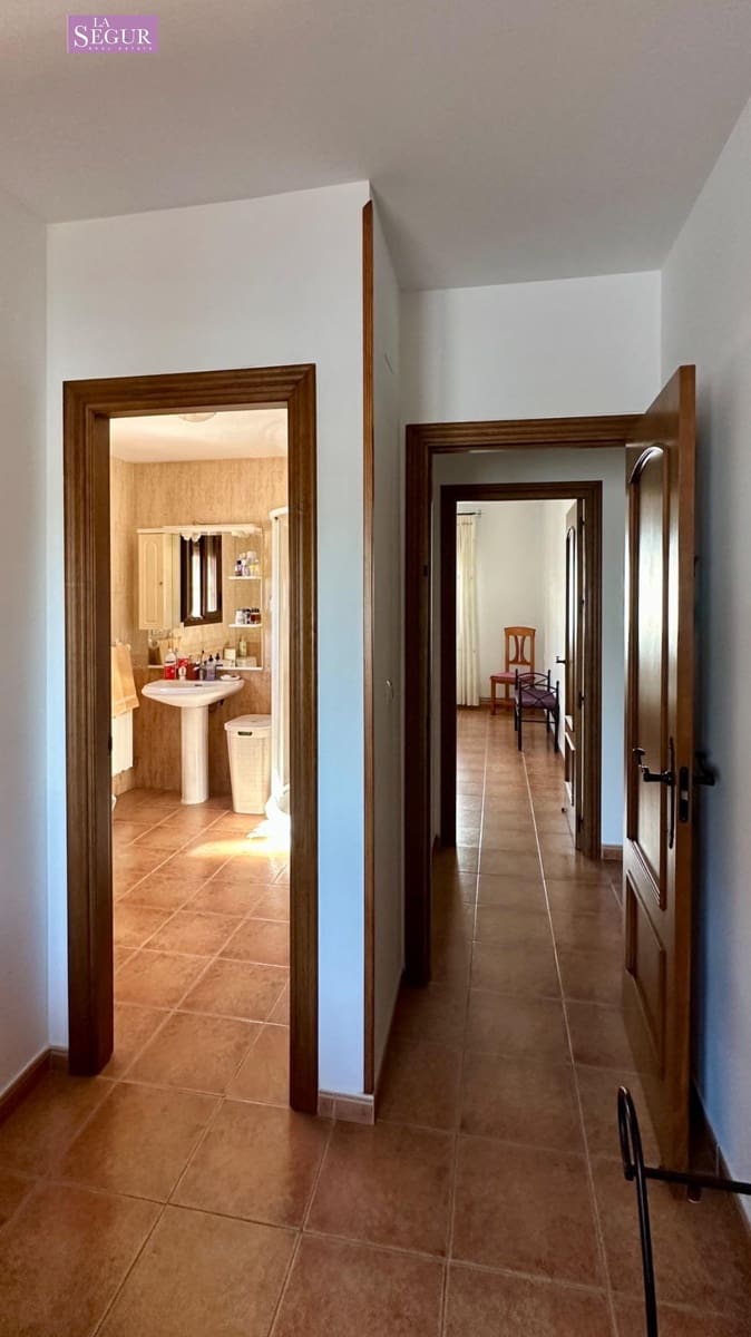 4 bedroom Villa for sale in Conil de la Frontera with pool garage - € 410,000 (Ref: 9634162)