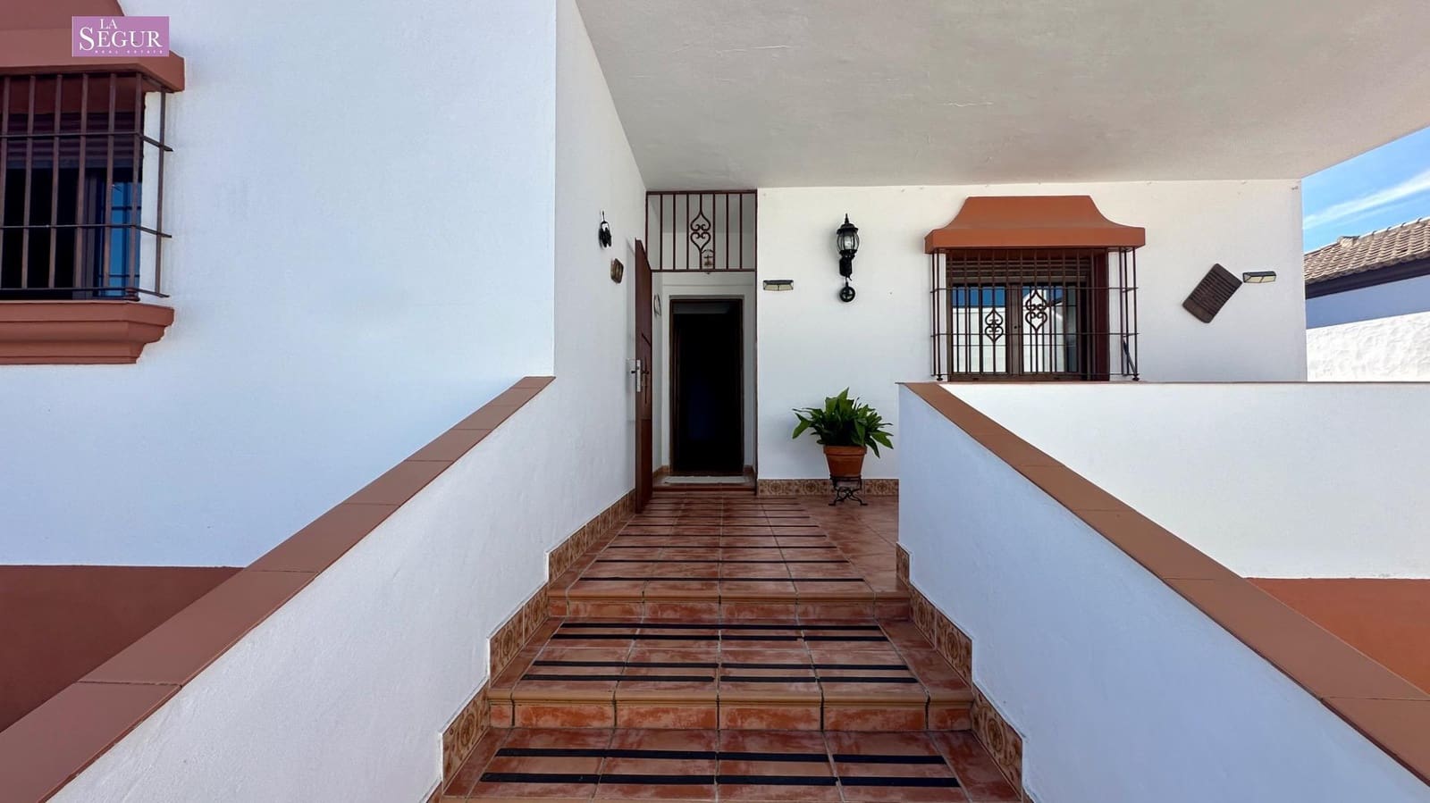 4 bedroom Villa for sale in Conil de la Frontera with pool garage - € 410,000 (Ref: 9634162)