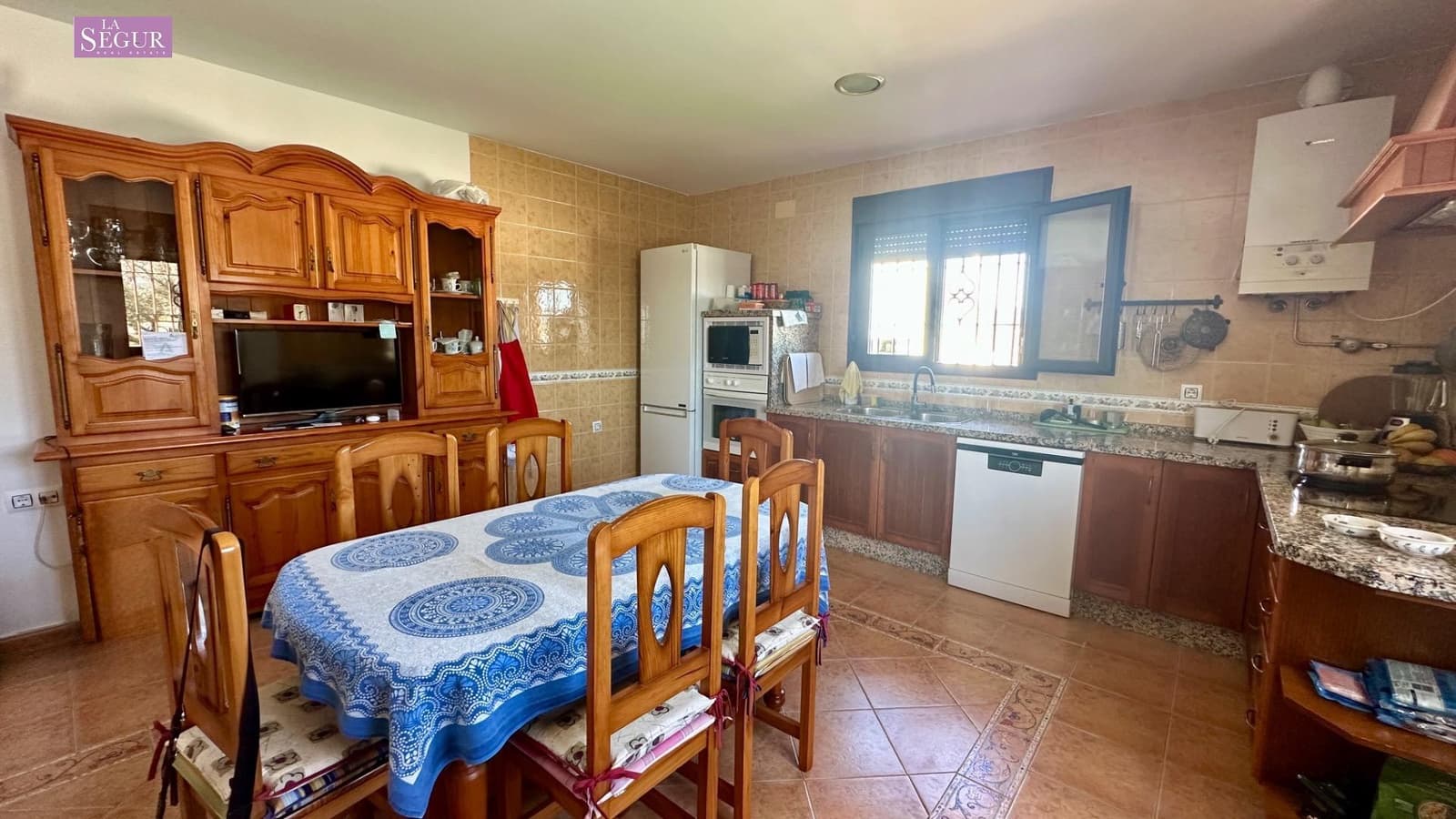 4 bedroom Villa for sale in Conil de la Frontera with pool garage - € 410,000 (Ref: 9634162)