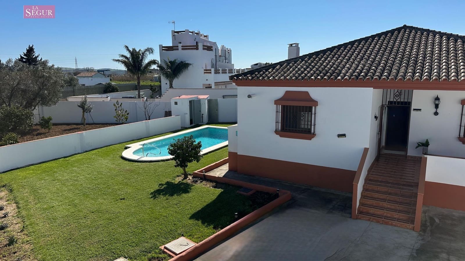4 bedroom Villa for sale in Conil de la Frontera with pool garage - € 410,000 (Ref: 9634162)