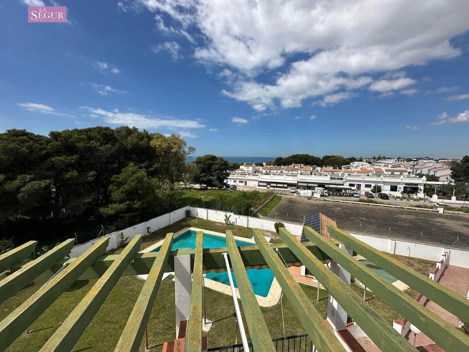 Piso de 2 habitaciones en Conil de la Frontera en venta con piscina garaje - 470.000 € (Ref: 9695272)