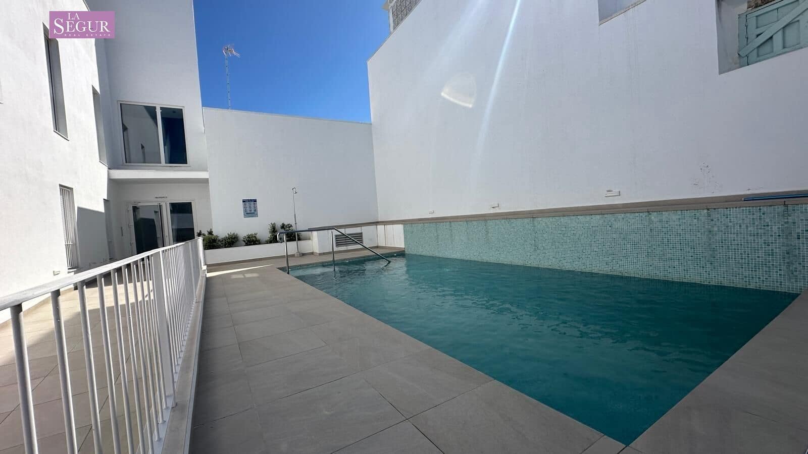 2 bedroom Apartment for sale in Conil de la Frontera with pool garage - € 385,000 (Ref: 9698792)