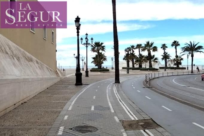 5 bedroom Flat for holiday rental in Cadiz city - € 3,000 (Ref: 9726597)