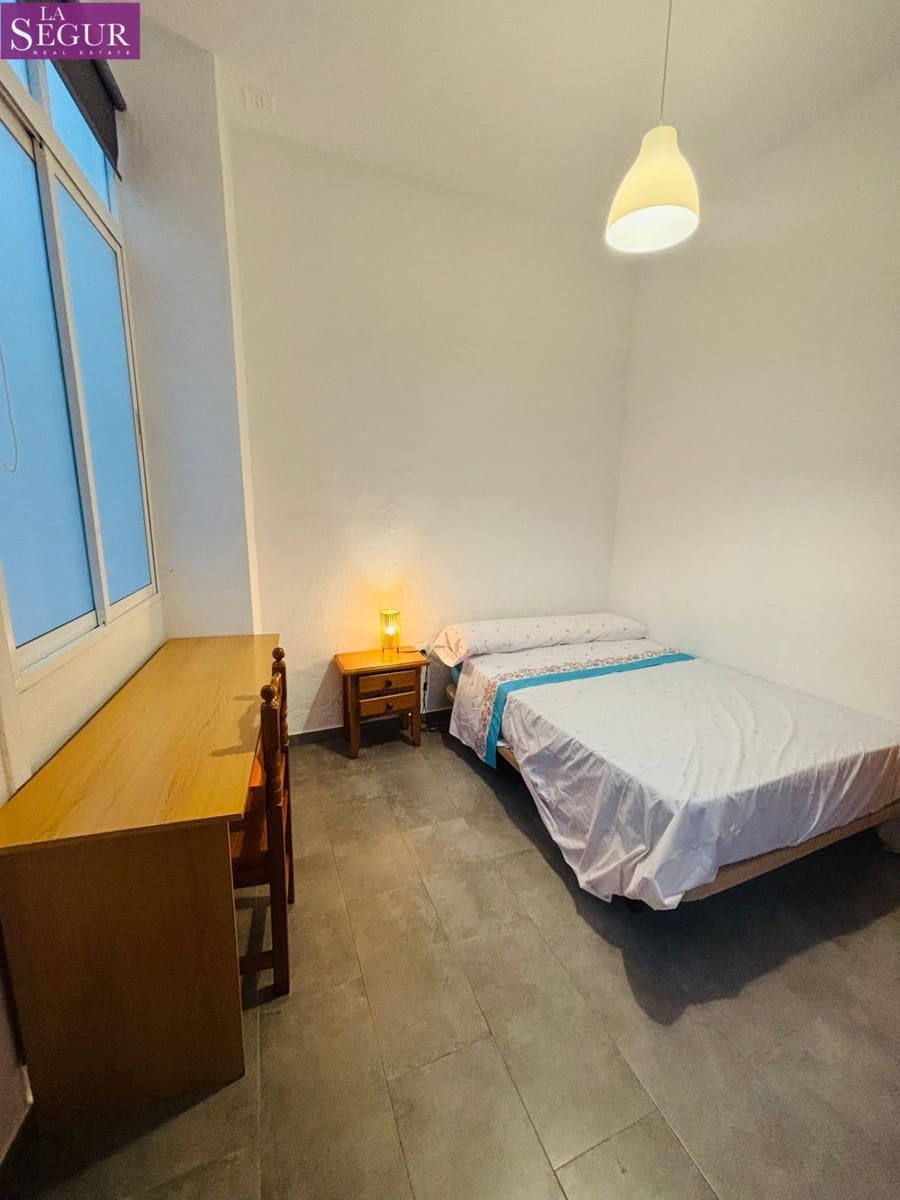 5 bedroom Flat for holiday rental in Cadiz city - € 3,000 (Ref: 9726597)