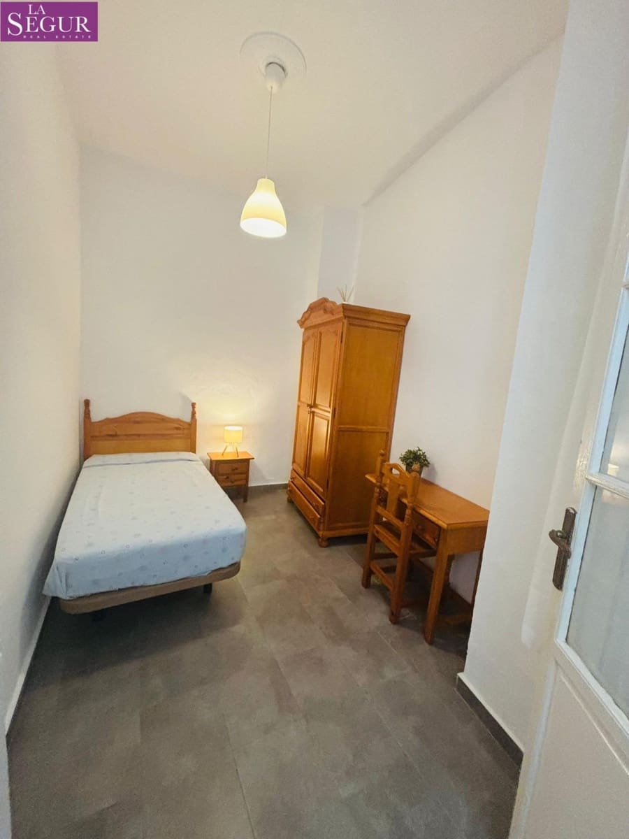 5 bedroom Flat for holiday rental in Cadiz city - € 3,000 (Ref: 9726597)