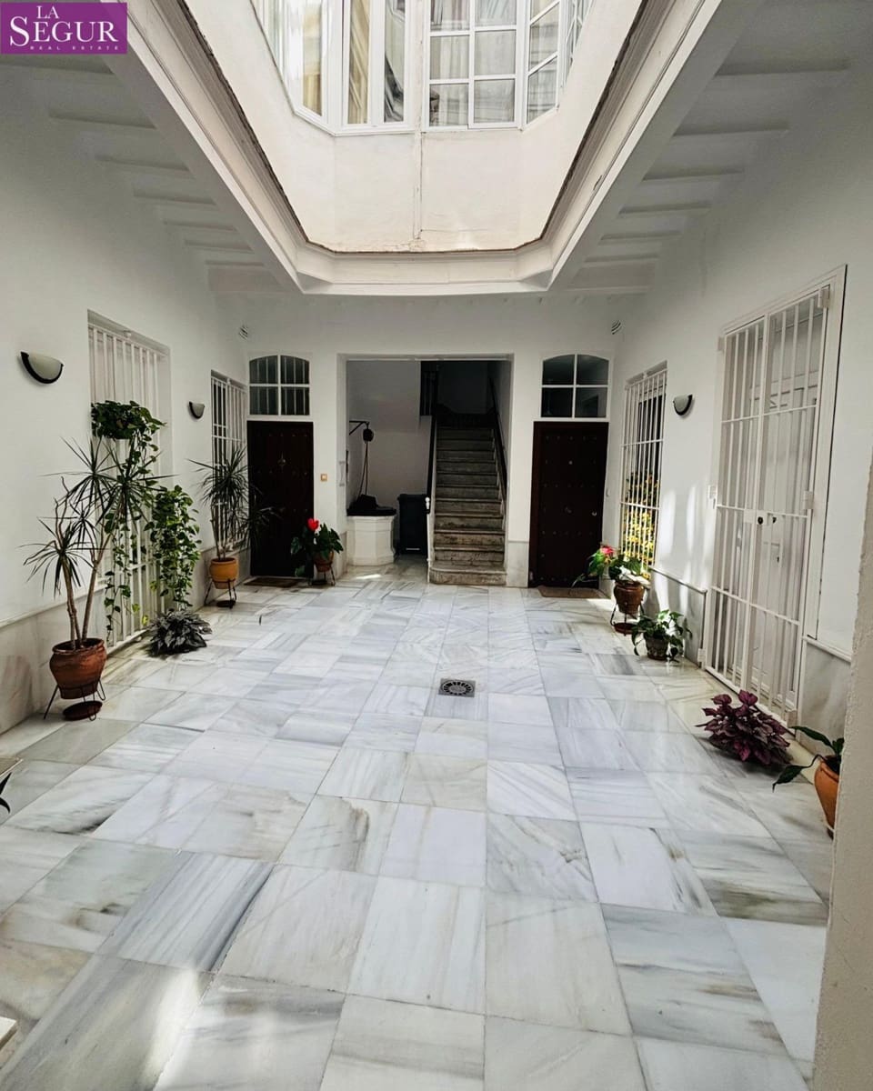 5 bedroom Flat for holiday rental in Cadiz city - € 3,000 (Ref: 9726597)