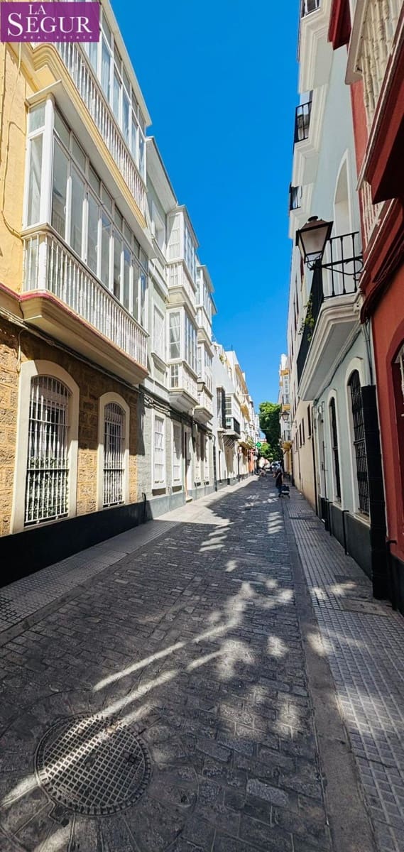 5 bedroom Flat for holiday rental in Cadiz city - € 3,000 (Ref: 9726597)