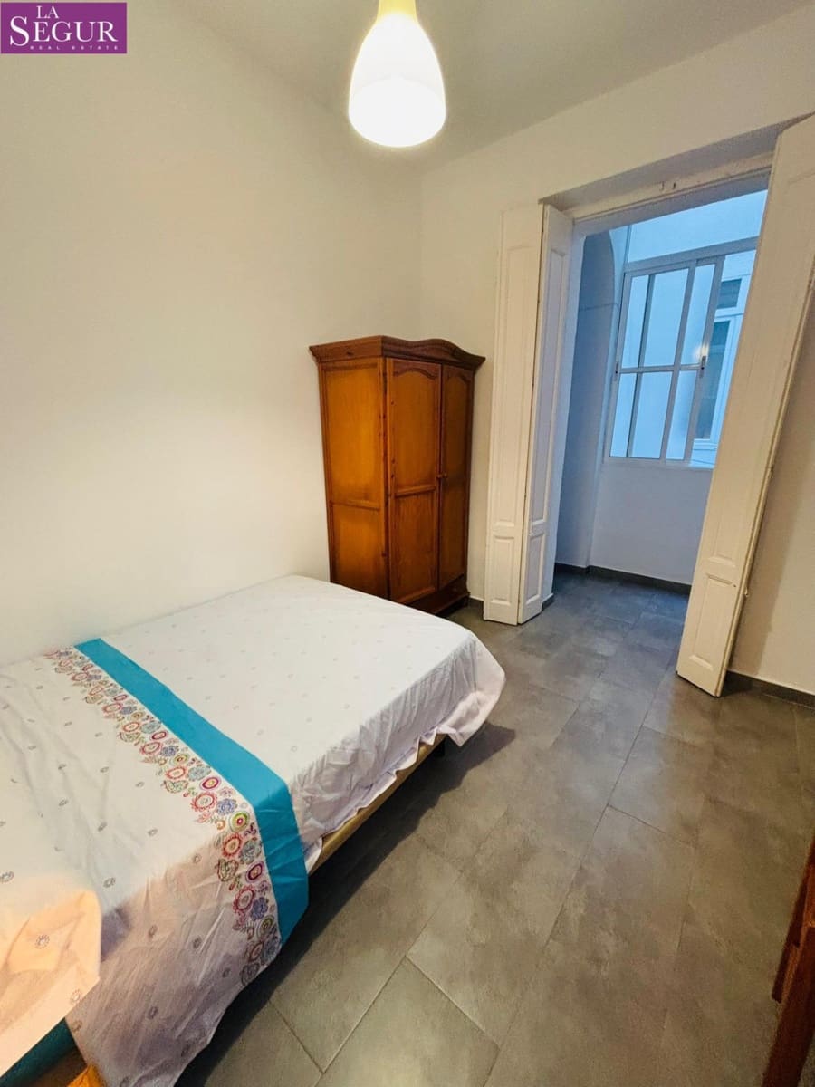 5 bedroom Flat for holiday rental in Cadiz city - € 3,000 (Ref: 9726597)