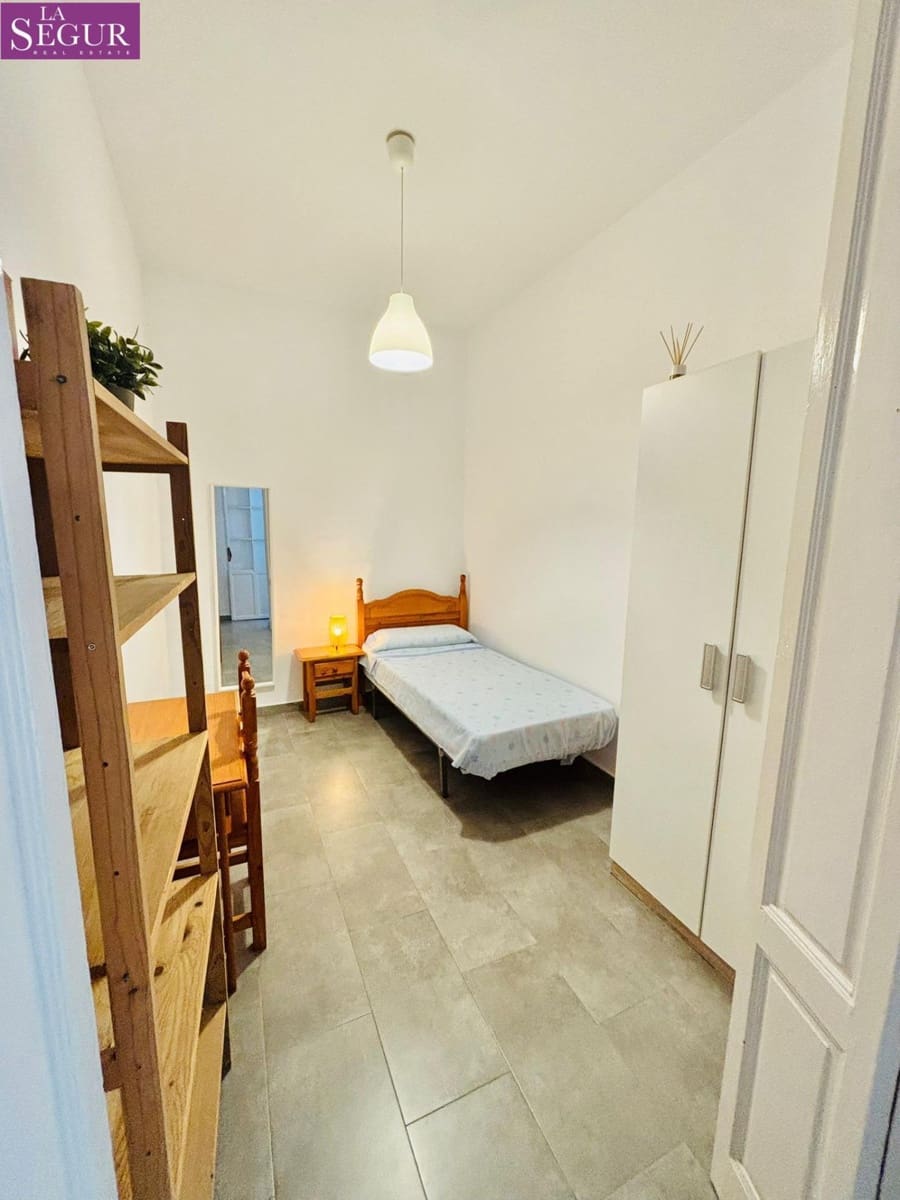 5 bedroom Flat for holiday rental in Cadiz city - € 3,000 (Ref: 9726597)