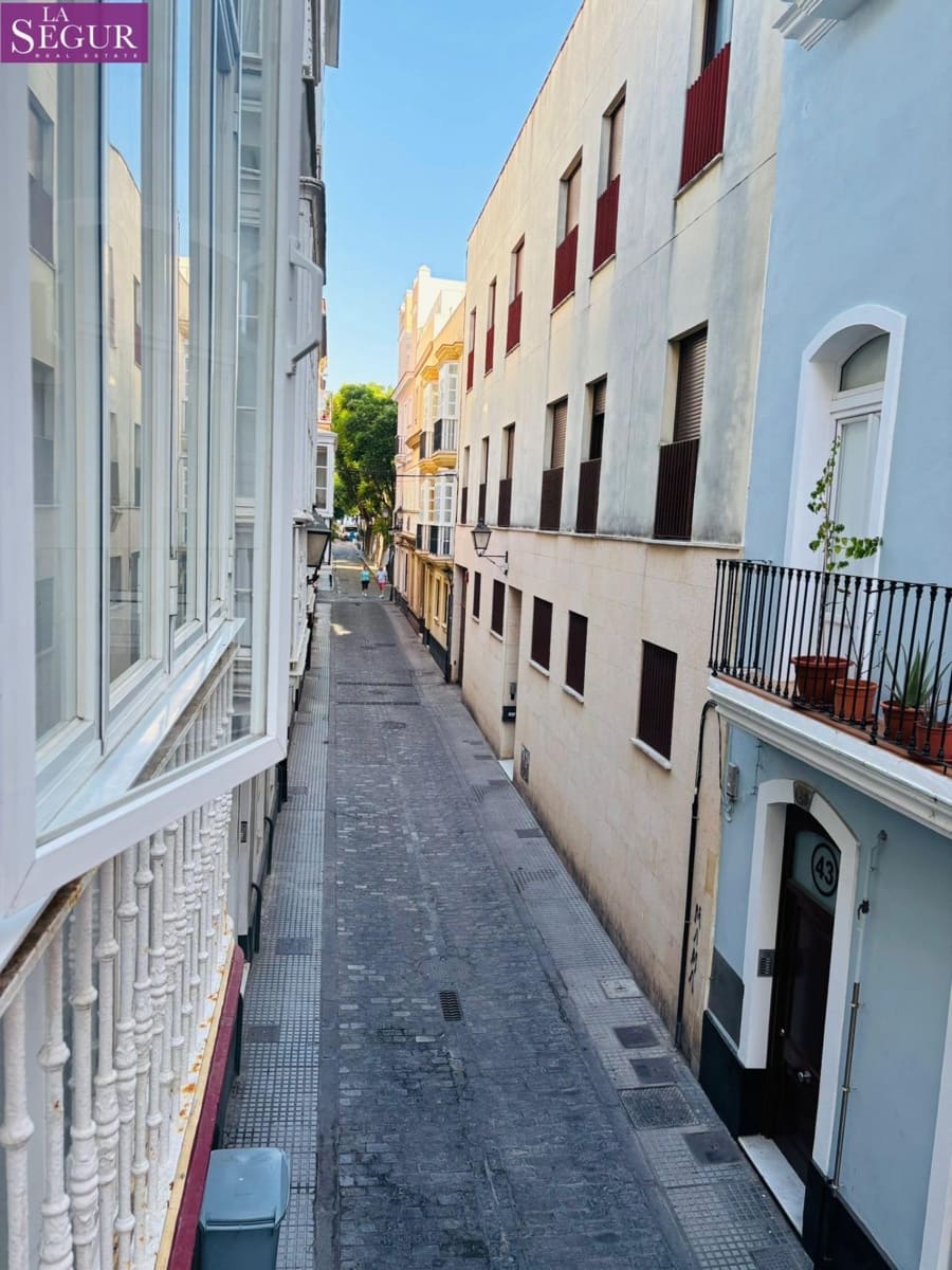 5 bedroom Flat for holiday rental in Cadiz city - € 3,000 (Ref: 9726597)