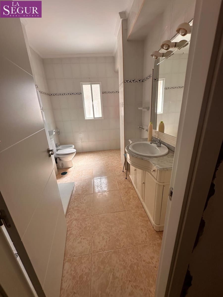 4 bedroom Flat for sale in Cadiz city - € 525,000 (Ref: 9747797)