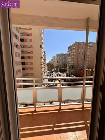 Piso de 4 habitaciones en Cádiz ciudad en venta - 525.000 € (Ref: 9747797)