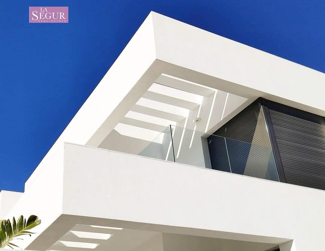 4 bedroom Villa for sale in Conil de la Frontera with pool - € 1,030,000 (Ref: 9797034)