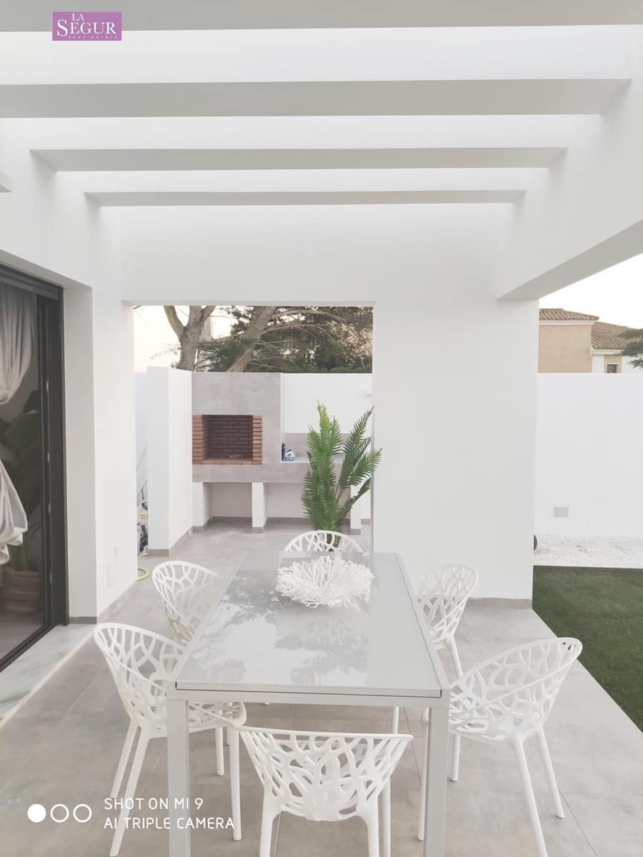 4 bedroom Villa for sale in Conil de la Frontera with pool - € 1,030,000 (Ref: 9797034)