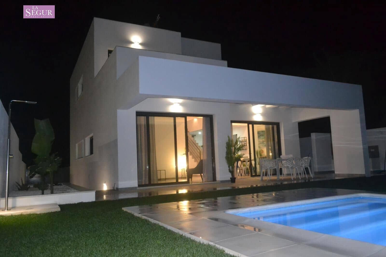 4 bedroom Villa for sale in Conil de la Frontera with pool - € 1,030,000 (Ref: 9797034)
