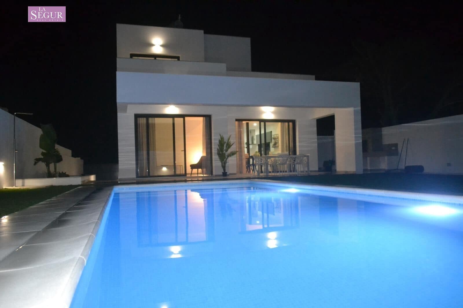 4 bedroom Villa for sale in Conil de la Frontera with pool - € 1,030,000 (Ref: 9797034)