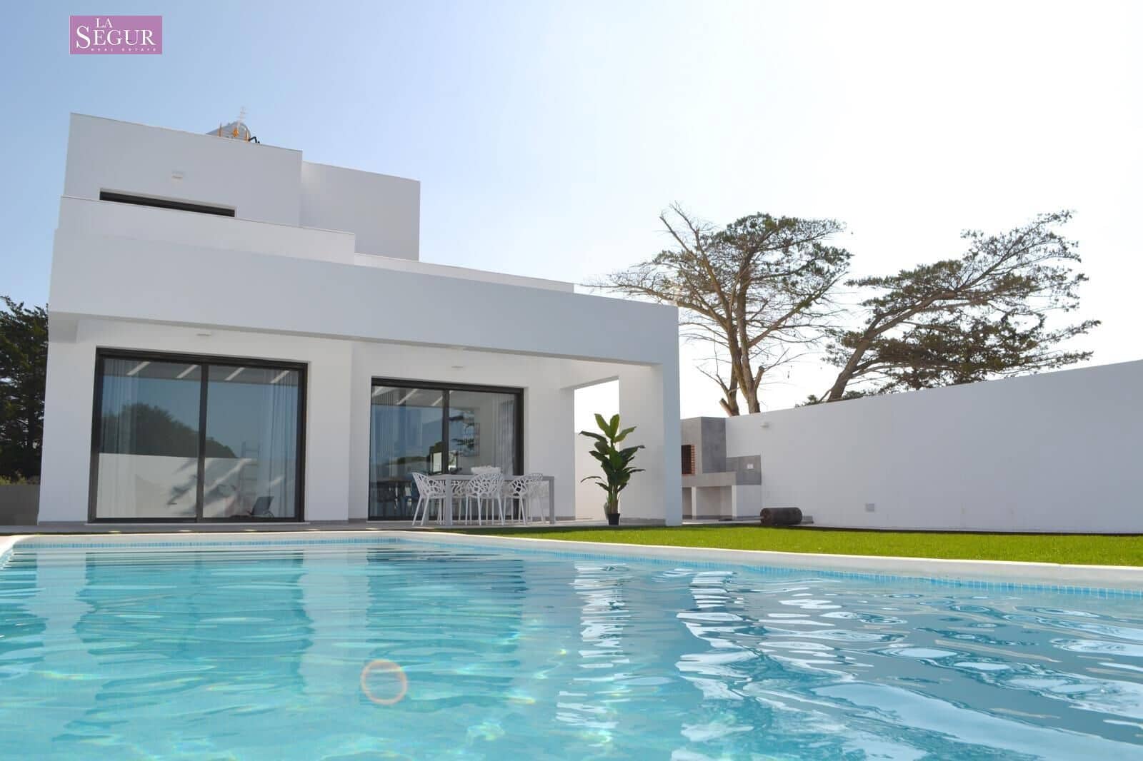 4 bedroom Villa for sale in Conil de la Frontera with pool - € 1,030,000 (Ref: 9797034)