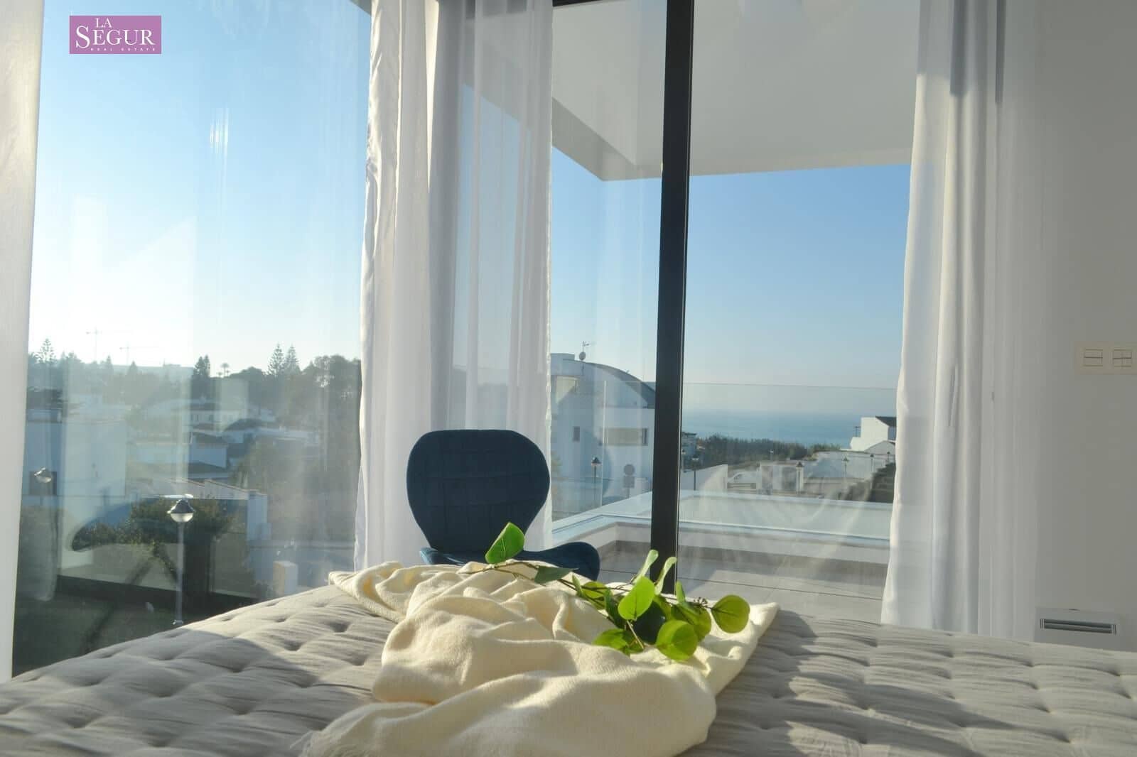 4 bedroom Villa for sale in Conil de la Frontera with pool - € 1,030,000 (Ref: 9797034)