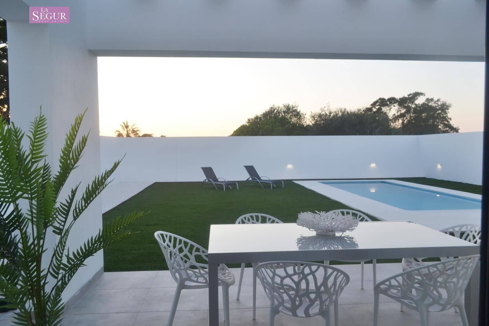 4 bedroom Villa for sale in Conil de la Frontera with pool - € 1,030,000 (Ref: 9797034)