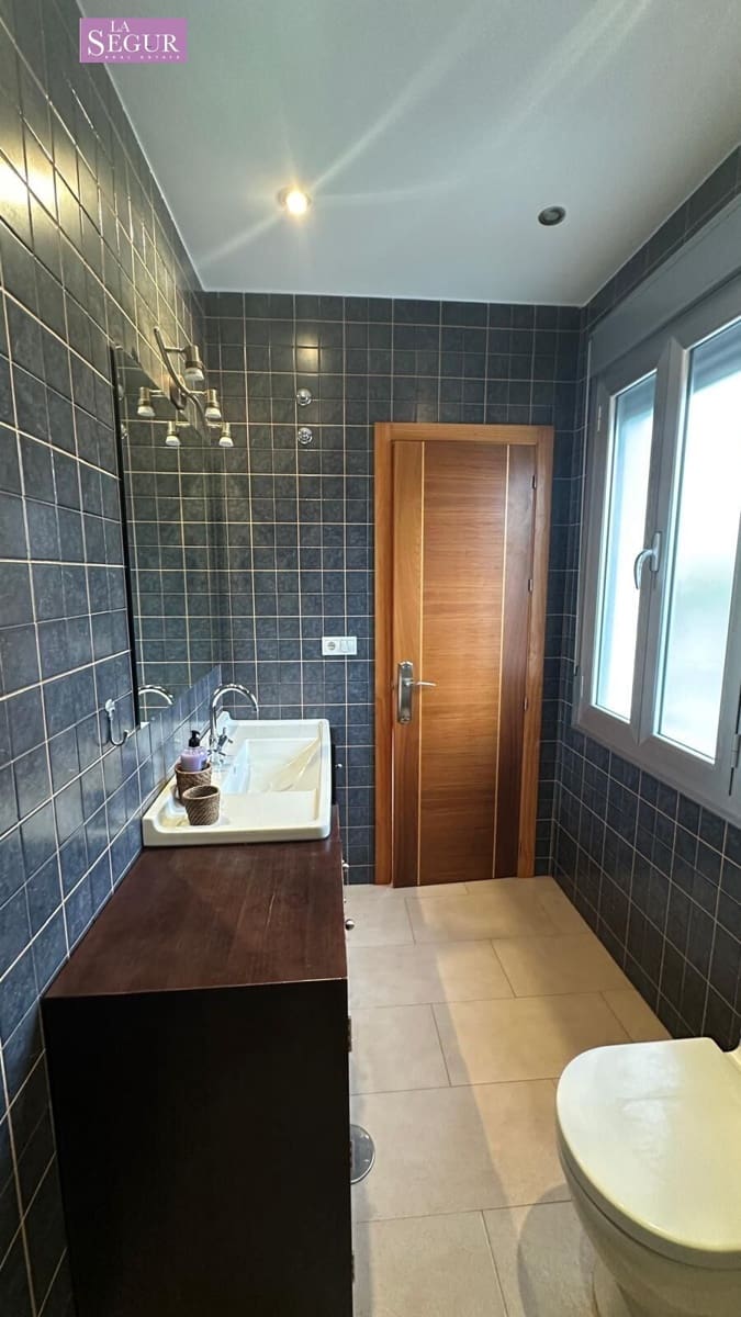 2 bedroom Apartment for sale in Conil de la Frontera with garage - € 595,000 (Ref: 9822856)