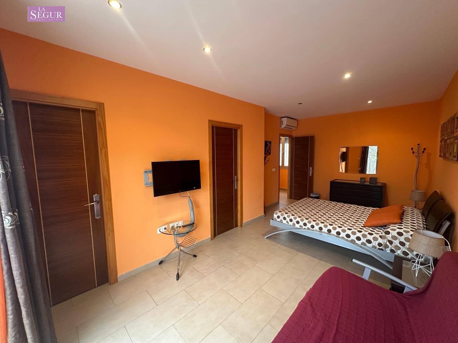 2 bedroom Apartment for sale in Conil de la Frontera with garage - € 595,000 (Ref: 9822856)