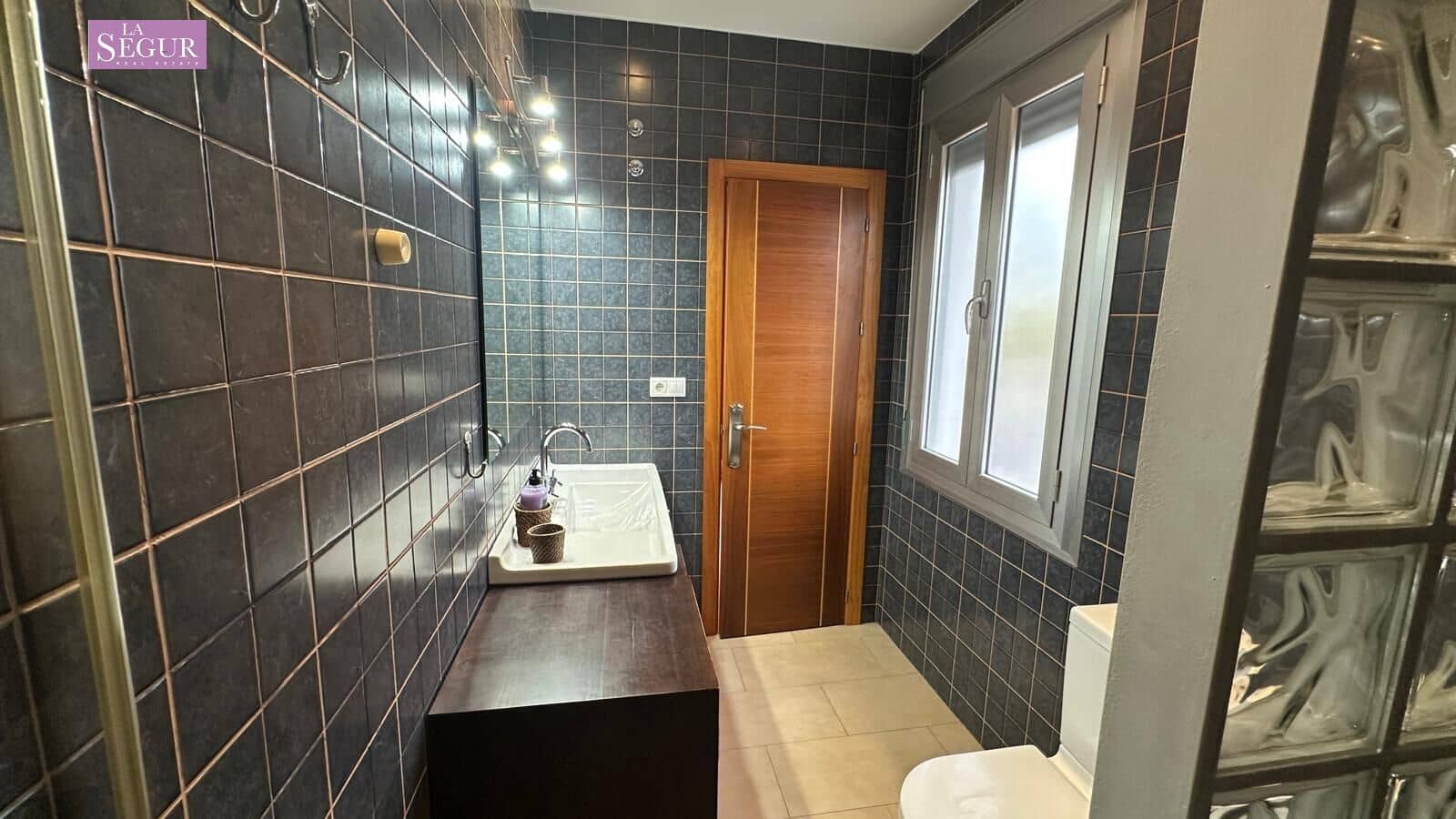 2 bedroom Apartment for sale in Conil de la Frontera with garage - € 595,000 (Ref: 9822856)