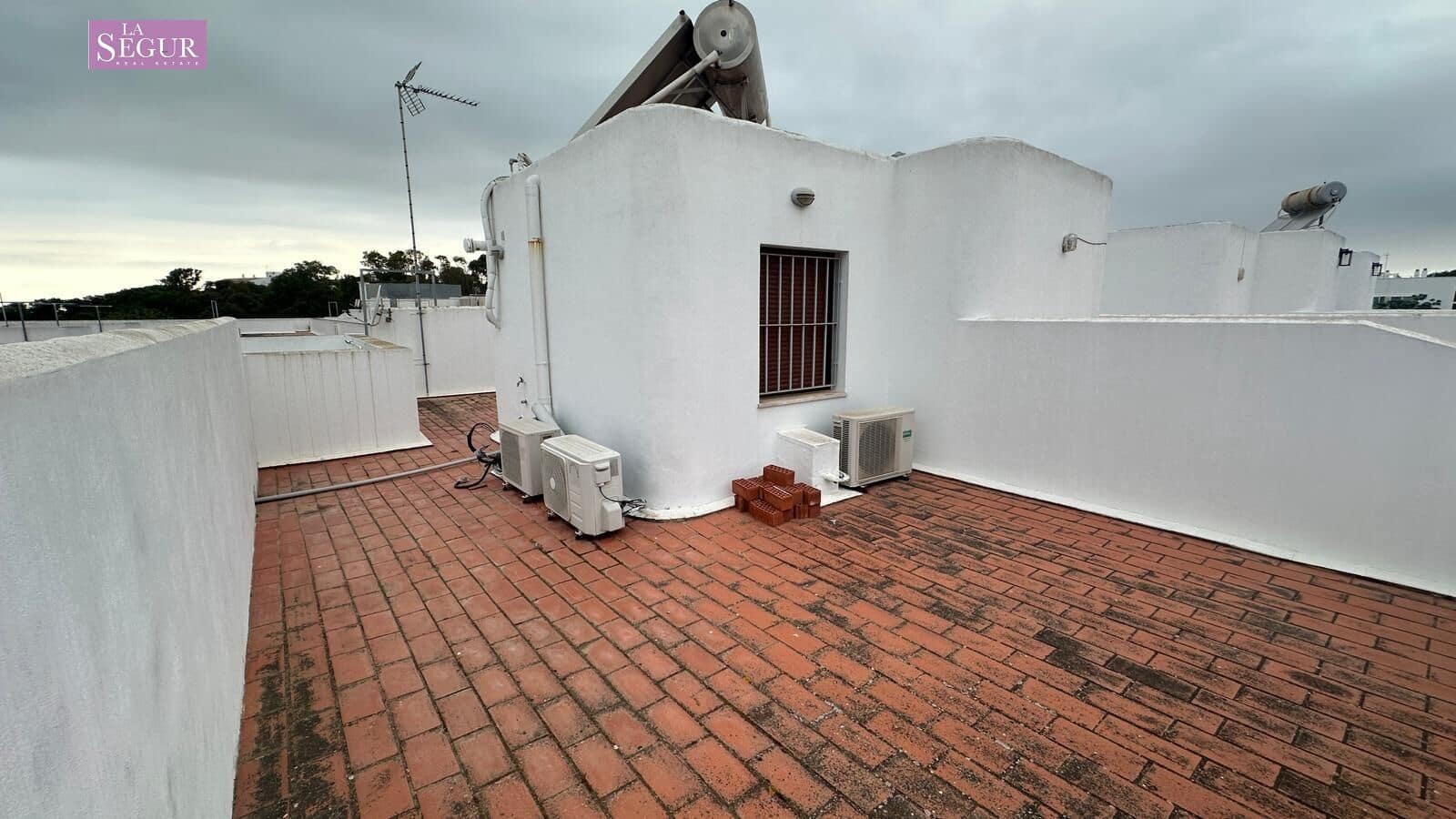2 bedroom Apartment for sale in Conil de la Frontera with garage - € 595,000 (Ref: 9822856)