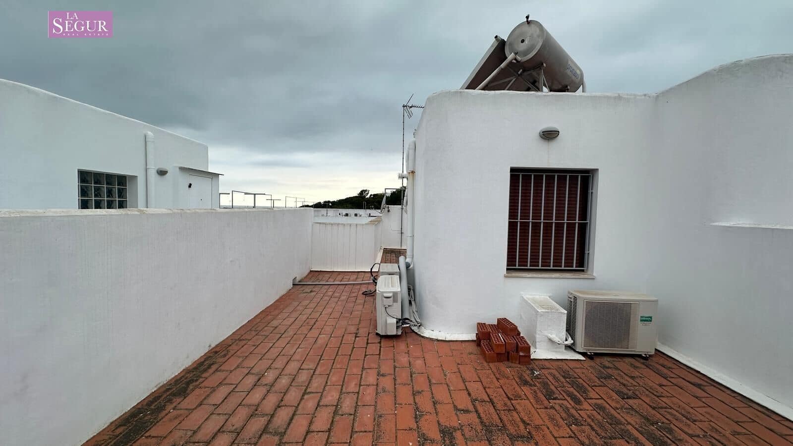 2 bedroom Apartment for sale in Conil de la Frontera with garage - € 595,000 (Ref: 9822856)