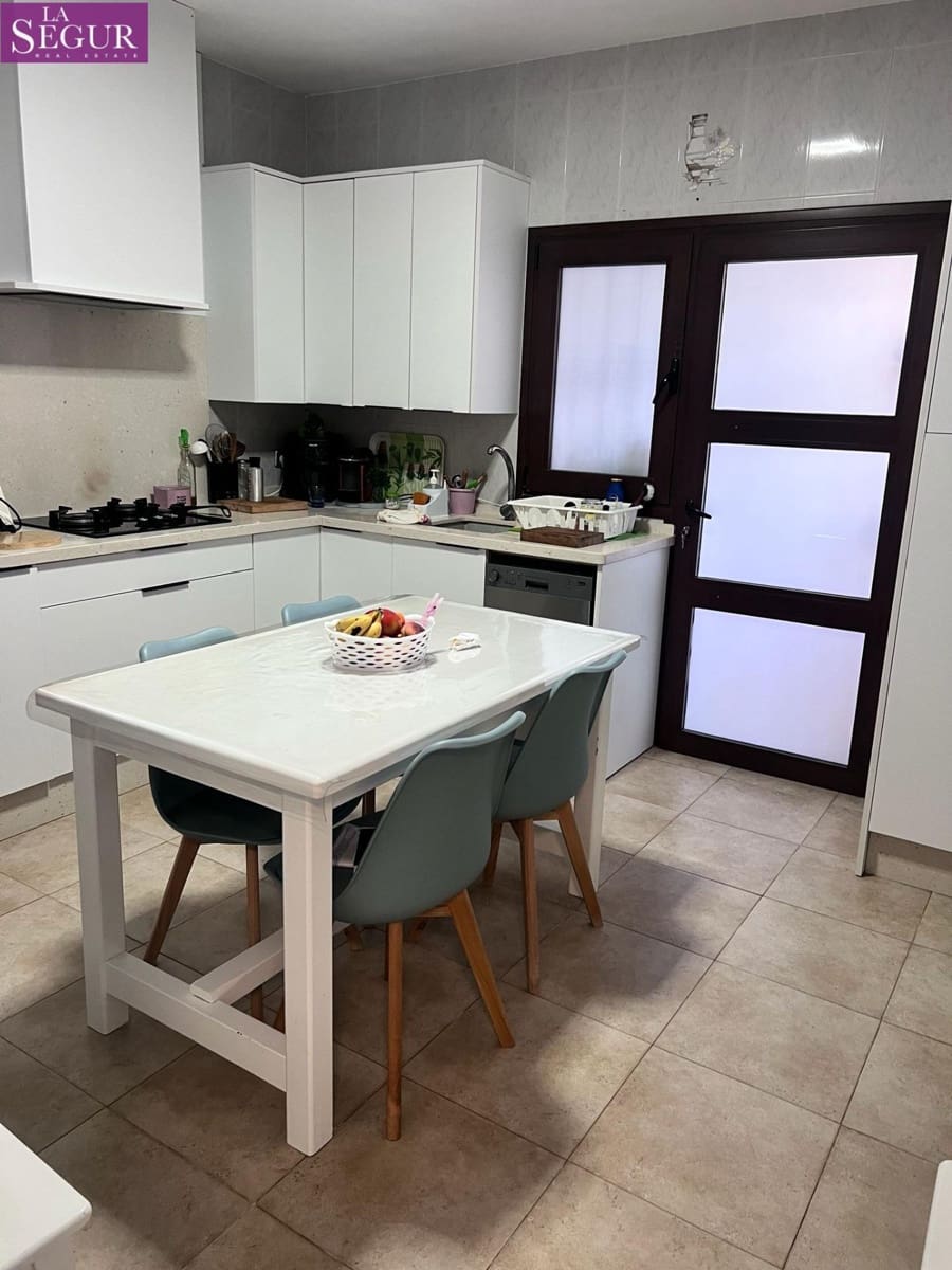 4 bedroom Villa for sale in Benalup - € 200,000 (Ref: 9865141)