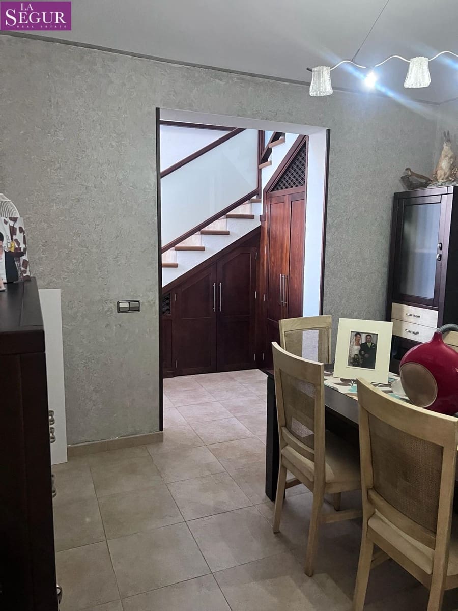 4 bedroom Villa for sale in Benalup - € 200,000 (Ref: 9865141)