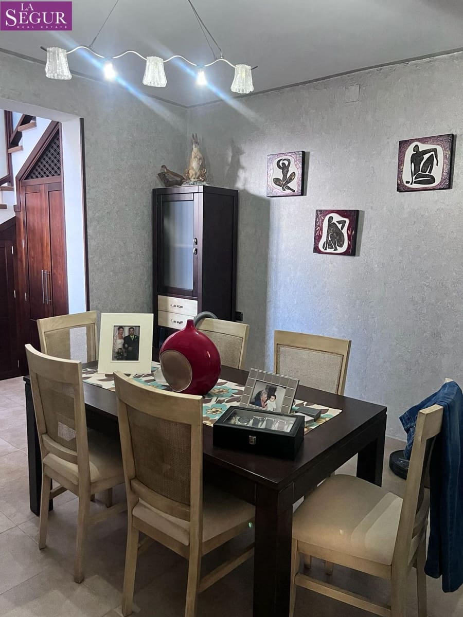 4 bedroom Villa for sale in Benalup - € 200,000 (Ref: 9865141)