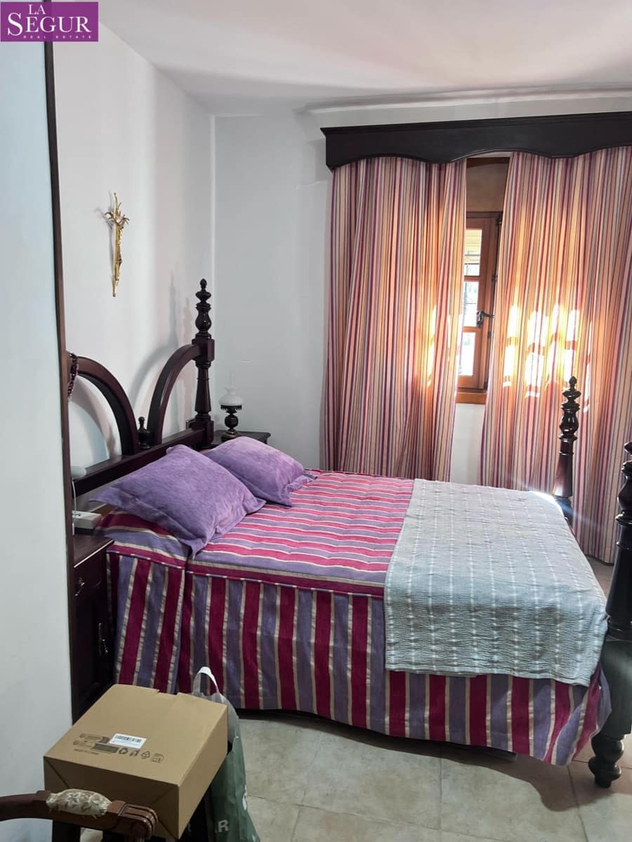 4 bedroom Villa for sale in Benalup - € 200,000 (Ref: 9865141)