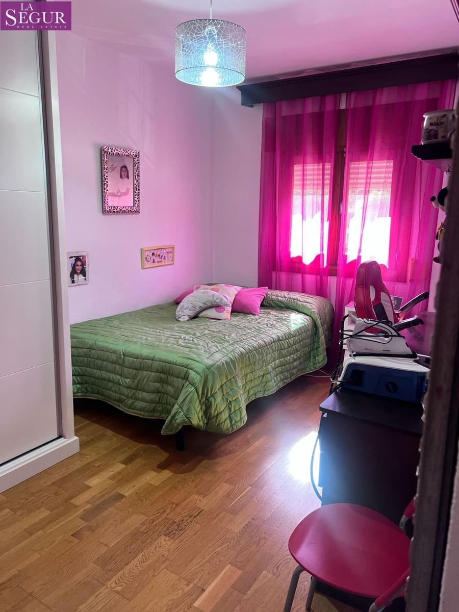 4 bedroom Villa for sale in Benalup - € 200,000 (Ref: 9865141)