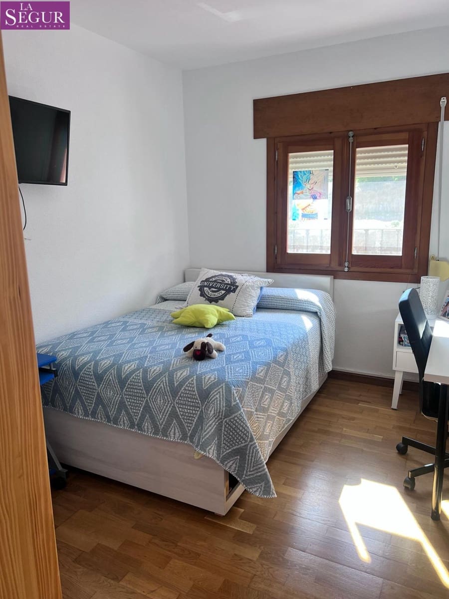 4 bedroom Villa for sale in Benalup - € 200,000 (Ref: 9865141)