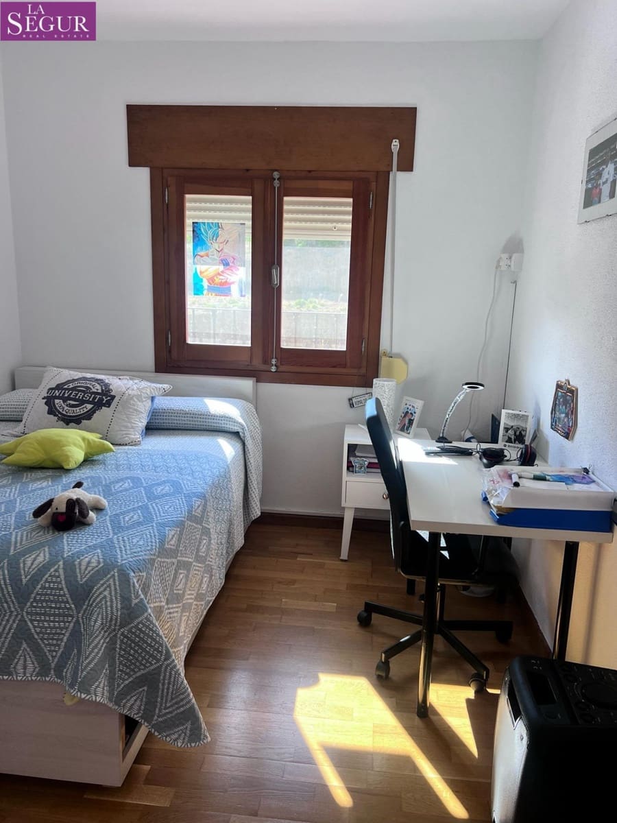 4 bedroom Villa for sale in Benalup - € 200,000 (Ref: 9865141)