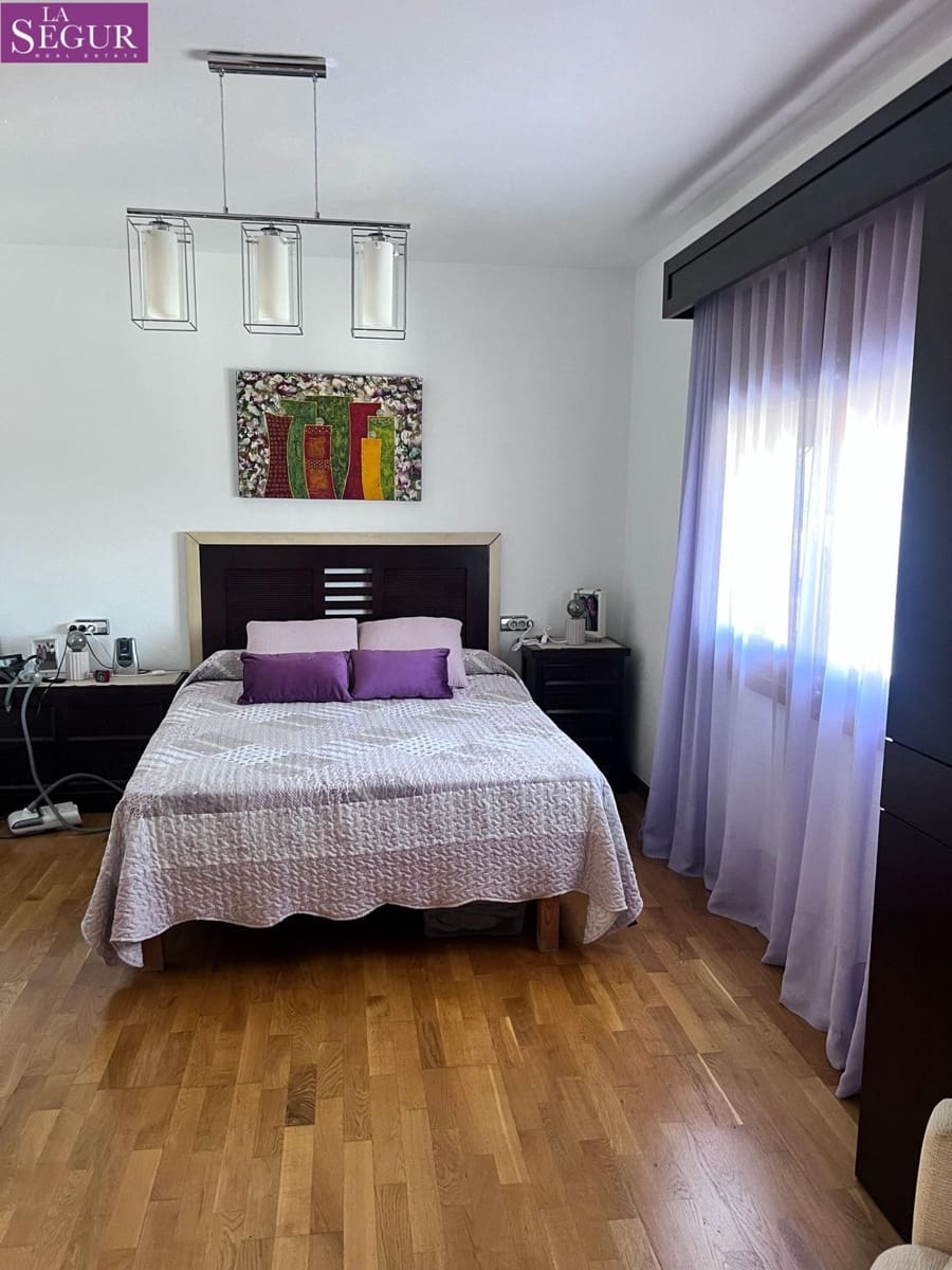 4 bedroom Villa for sale in Benalup - € 200,000 (Ref: 9865141)