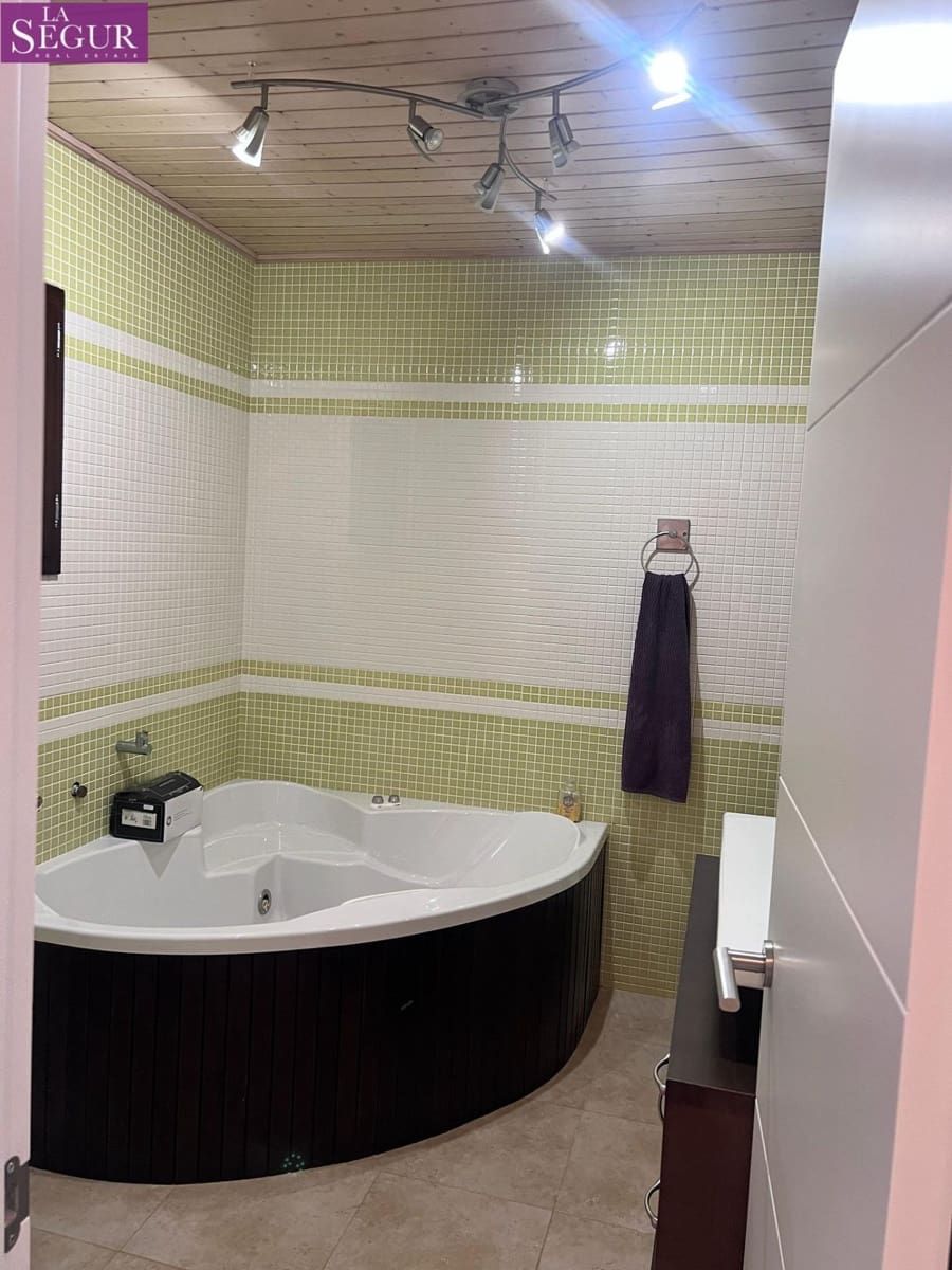 4 bedroom Villa for sale in Benalup - € 200,000 (Ref: 9865141)