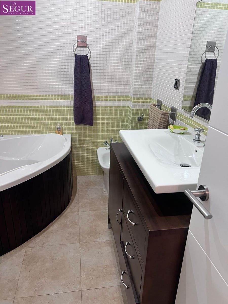 4 bedroom Villa for sale in Benalup - € 200,000 (Ref: 9865141)