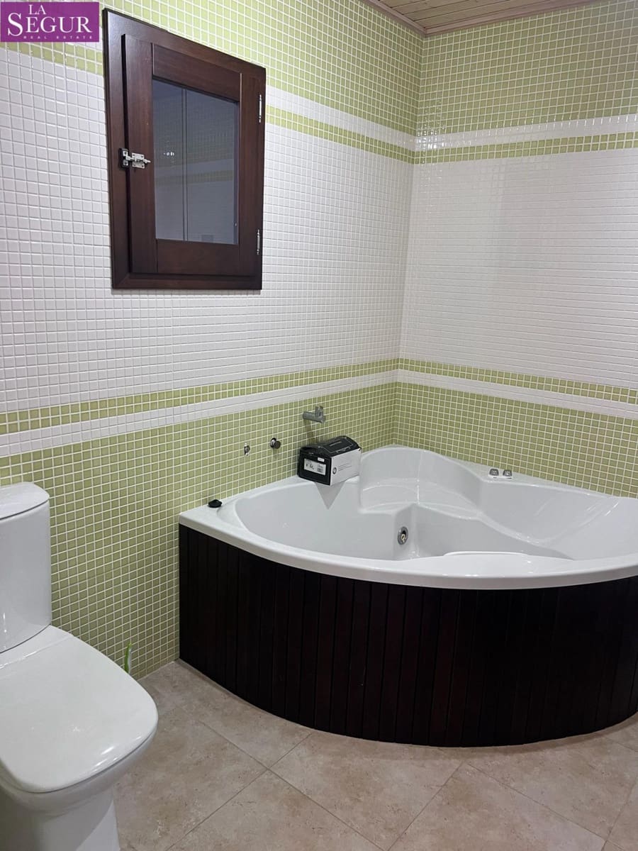 4 bedroom Villa for sale in Benalup - € 200,000 (Ref: 9865141)