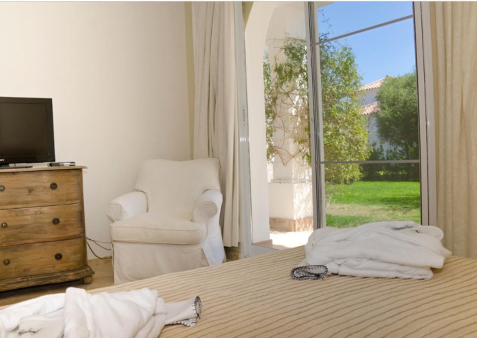 6 bedroom Villa for sale in Benalup with pool - € 725,000 (Ref: 9866946)
