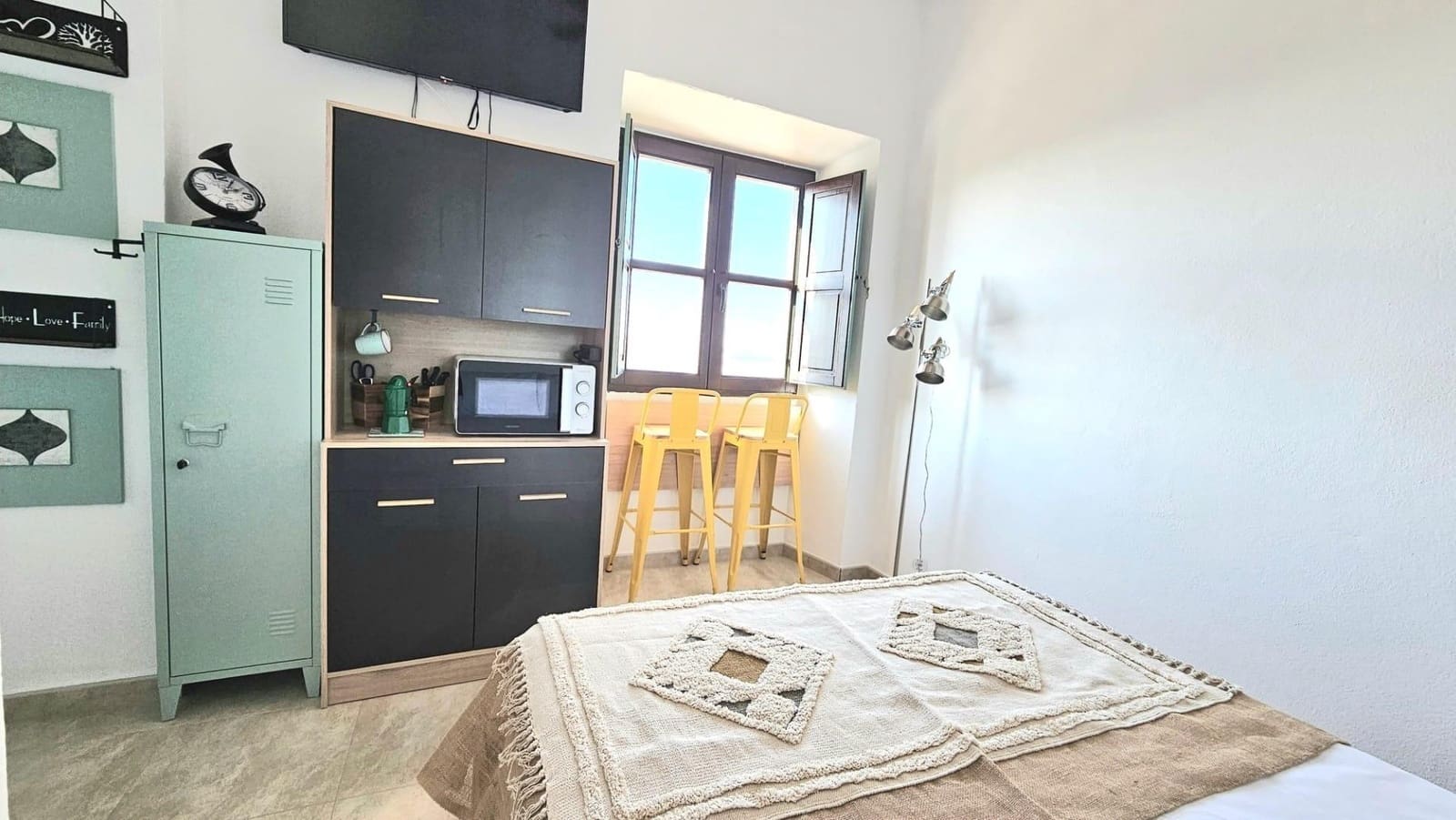 3 bedroom Apartment for sale in Vejer de la Frontera - € 270,000 (Ref: 9893802)