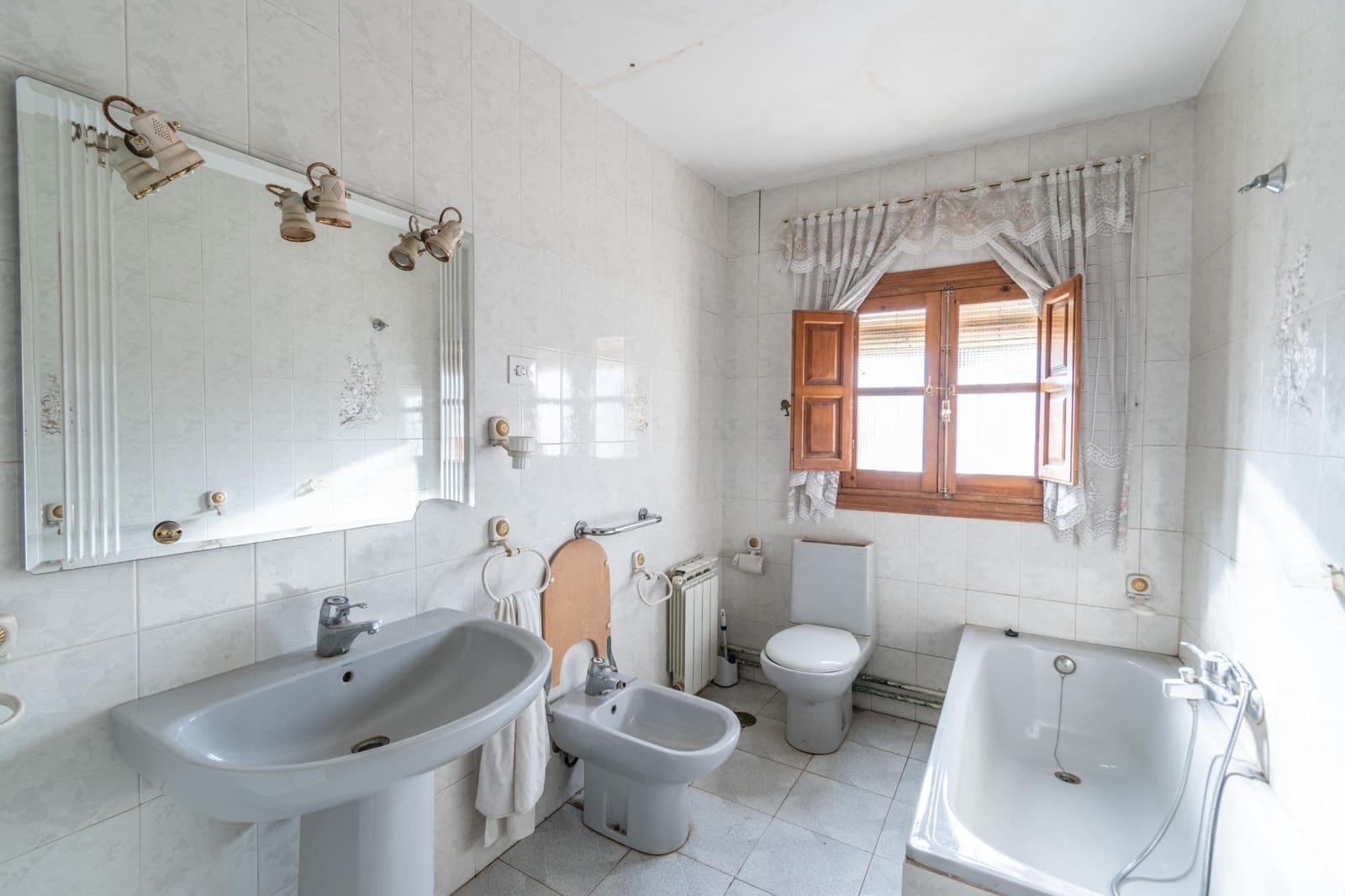 8 bedroom Villa for sale in Ambroz with garage - € 290,000 (Ref: 9814448)