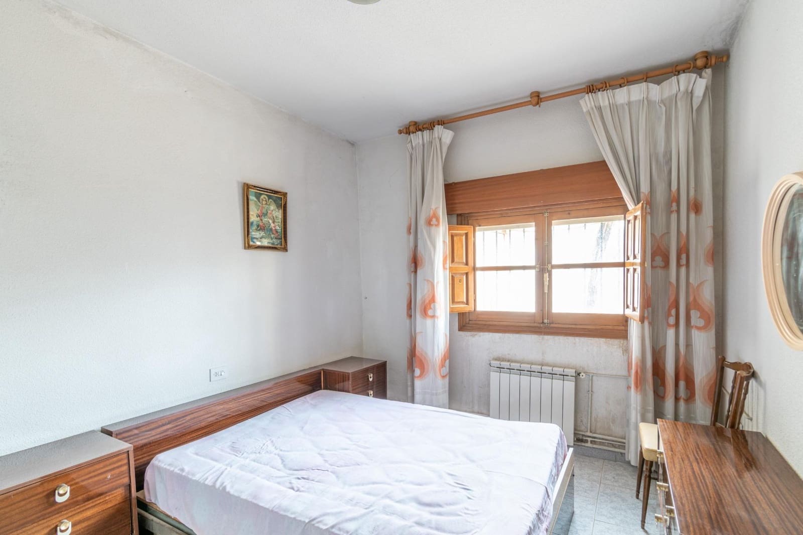 8 bedroom Villa for sale in Ambroz with garage - € 290,000 (Ref: 9814448)