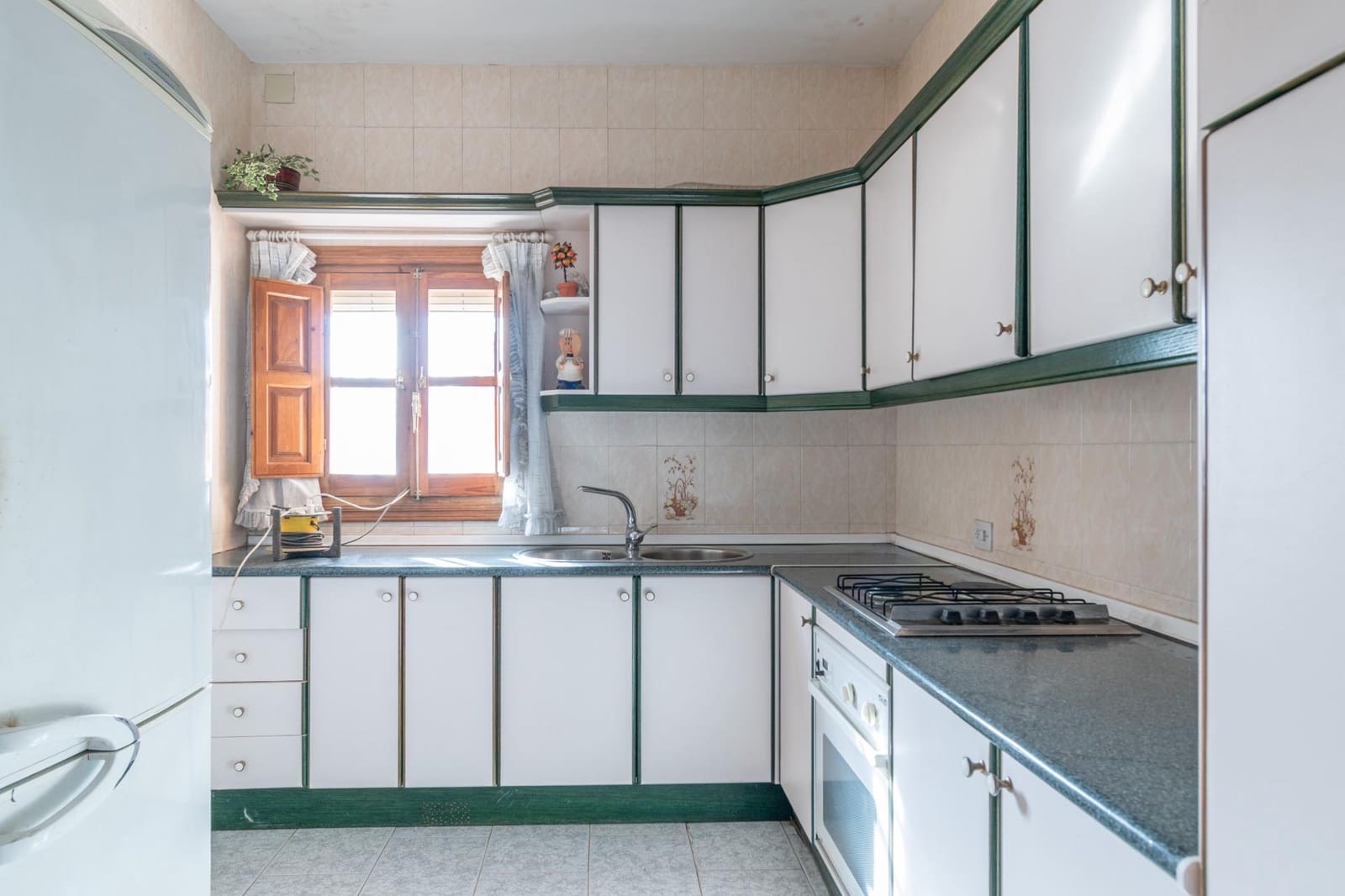 8 bedroom Villa for sale in Ambroz with garage - € 290,000 (Ref: 9814448)