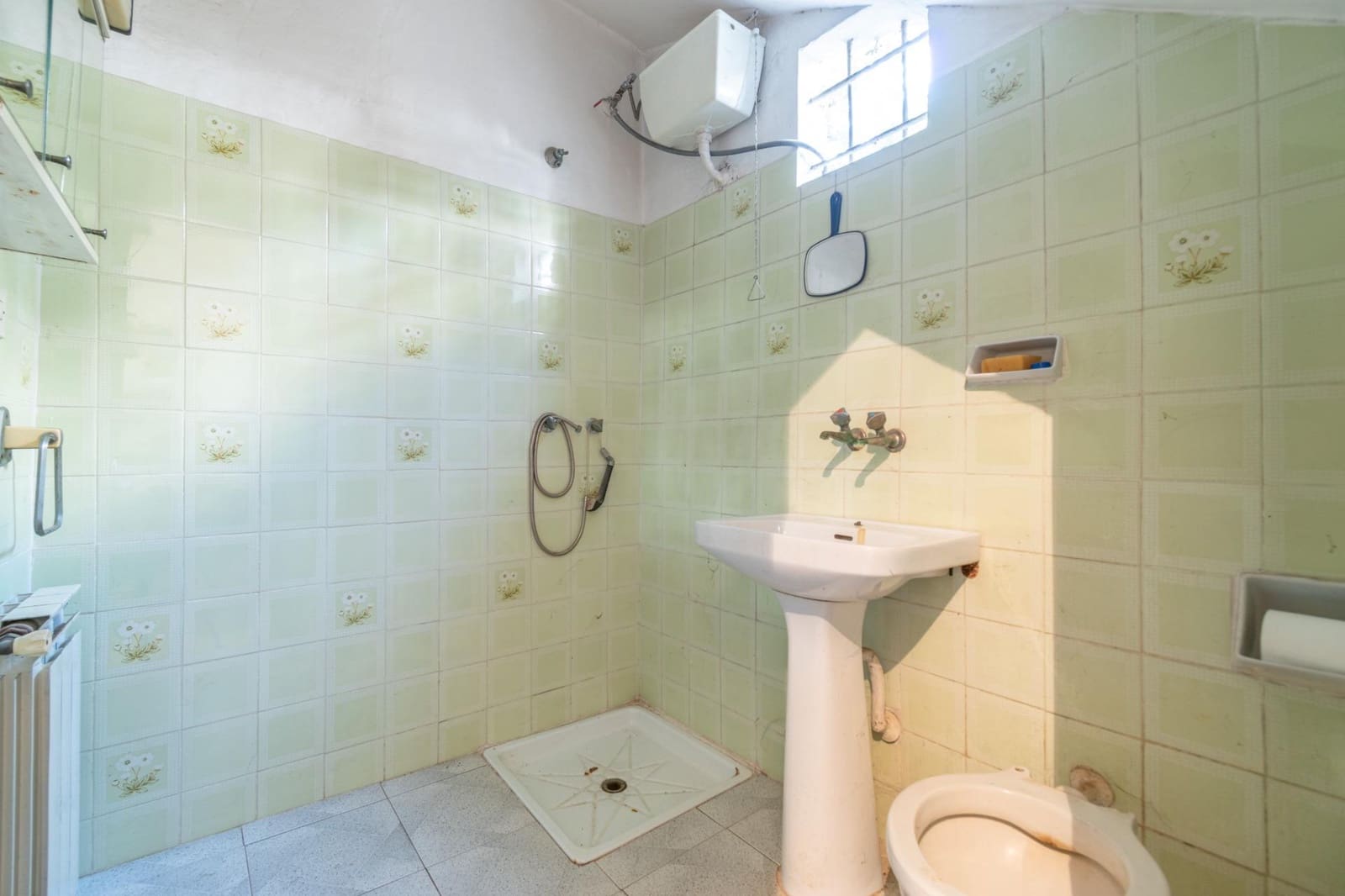 8 bedroom Villa for sale in Ambroz with garage - € 290,000 (Ref: 9814448)