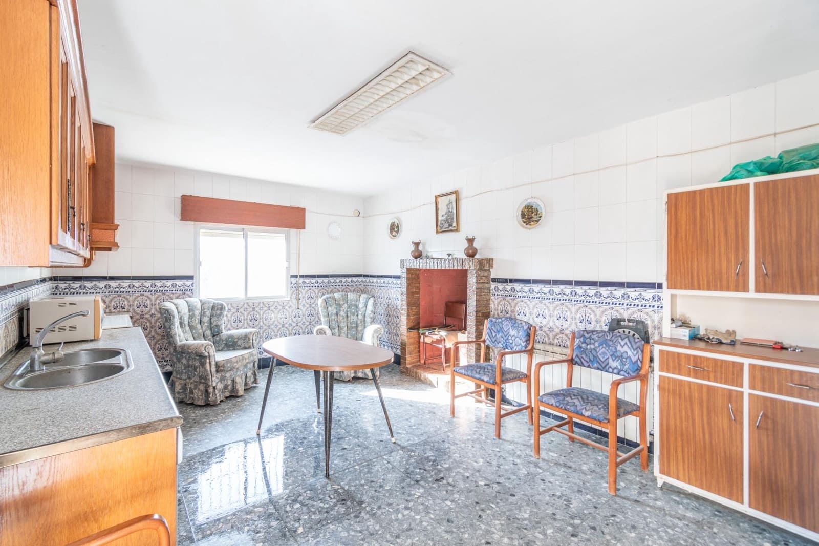 8 bedroom Villa for sale in Ambroz with garage - € 290,000 (Ref: 9814448)