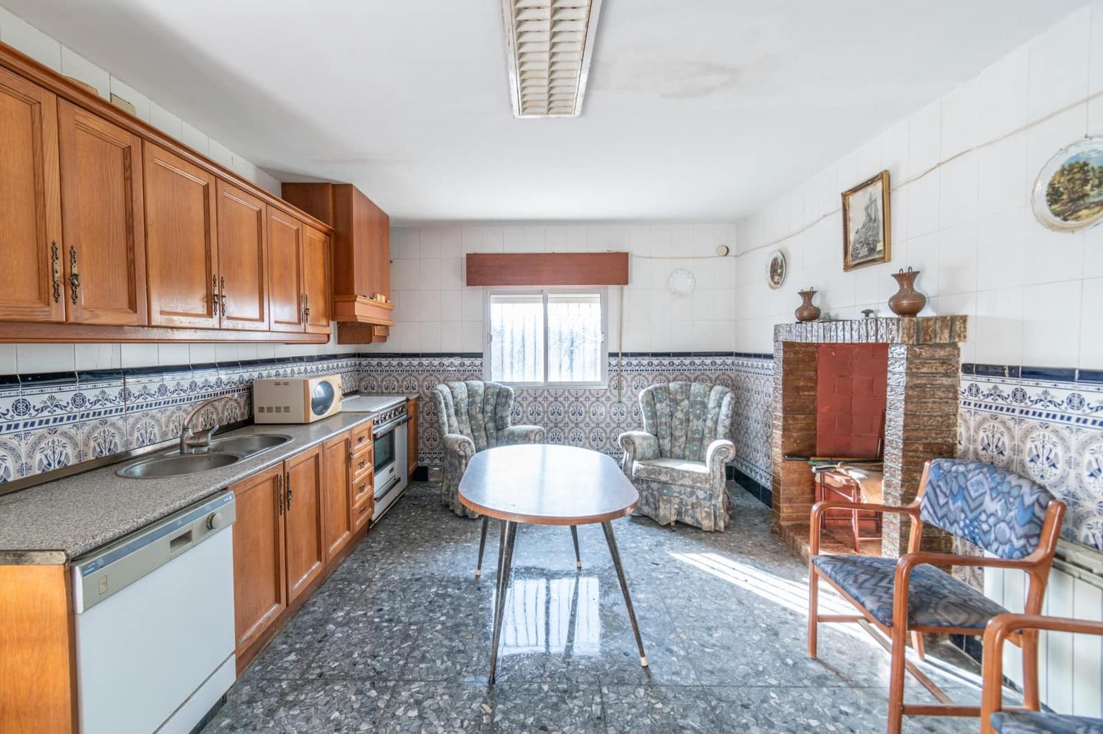 8 bedroom Villa for sale in Ambroz with garage - € 290,000 (Ref: 9814448)