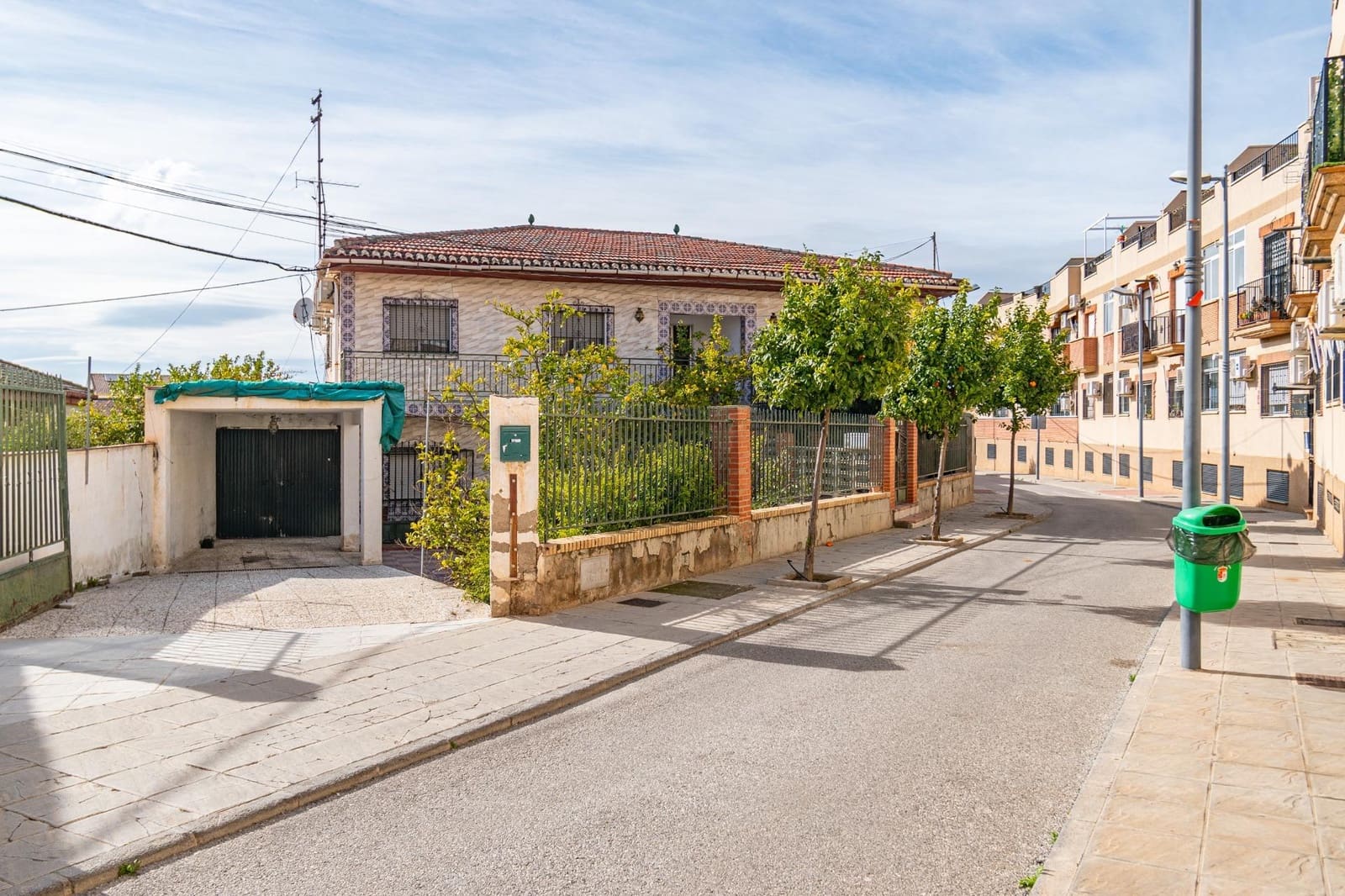 8 bedroom Villa for sale in Ambroz with garage - € 290,000 (Ref: 9814448)