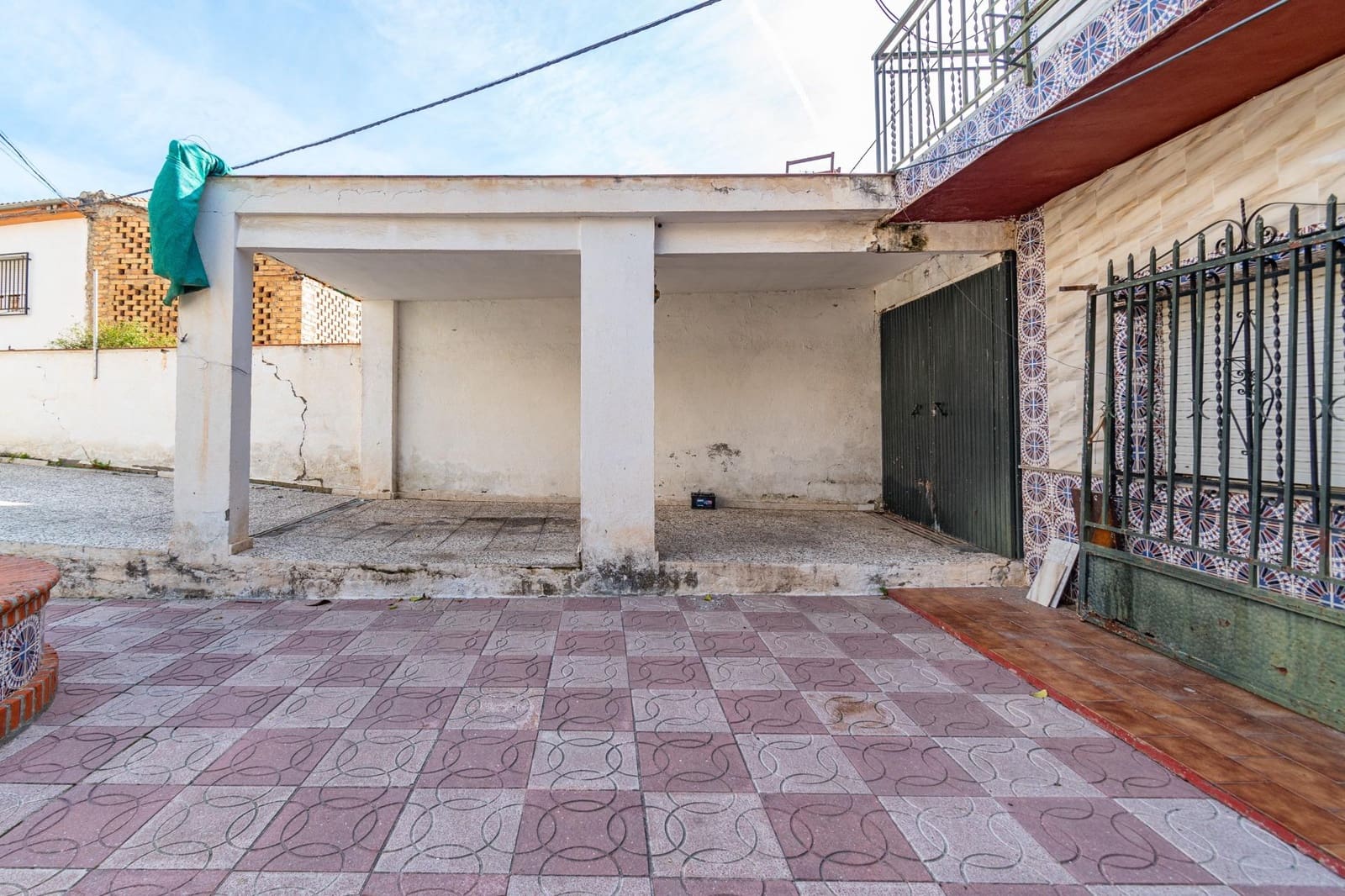 8 bedroom Villa for sale in Ambroz with garage - € 290,000 (Ref: 9814448)